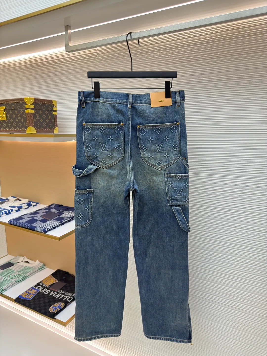 LOUIS VUITTON embossed work jeans ●Authentic product: purchased and developed by 13939 ●Item number: 1680239-B70 ●Material: denim fabric ●Technology: embossed embossed production ●Version: fitted version ●Weight: about 1060 grams ●Size: 28-30-32-34-36 ●Description: Integrating Monogram embossed pockets into a casual workwear silhouette, it can create a trendy look with the same style of overalls, or it can be mixed and matched with separate items to explore more fashion possibilities. Positioned panel splicing design, slightly distressed, washed blue, square nails with lettering under the left sleeve, decorative zipper, snap buttons at the front, standard cut version, casual style, suitable for both men and women. Original goods, washed casual jeans, imported original washed stretch fabric, comfortable and elastic, original hardware accessories decorated with logo, super correct fit, extremely high grade, high quality, fashionable and stylish upper body. The overall wiring is straight and delicate, the fabric is comfortable and soft, and the color is consistent without color difference. It can be matched with the same style to create a fashionable look and control various occasions. Customized accessories, complete with three standards, same style for men and women!